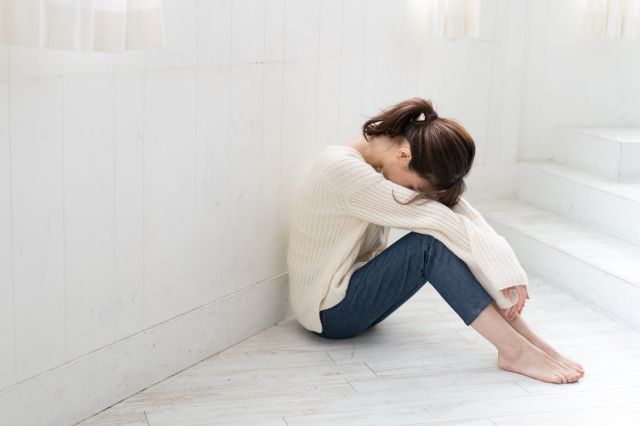 悩みこむ女性