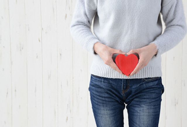 ハートを持つ女性